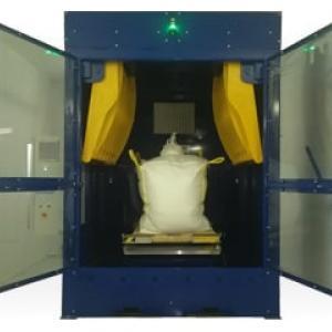 A SmashR® Enclosed, uma máquina de descompactação equipada com uma cabine hermética e um sistema de extração de pó, foi projetada para garantir a descompactação eficiente e segura de pós finos, protegendo os operadores e o ambiente de trabalho.