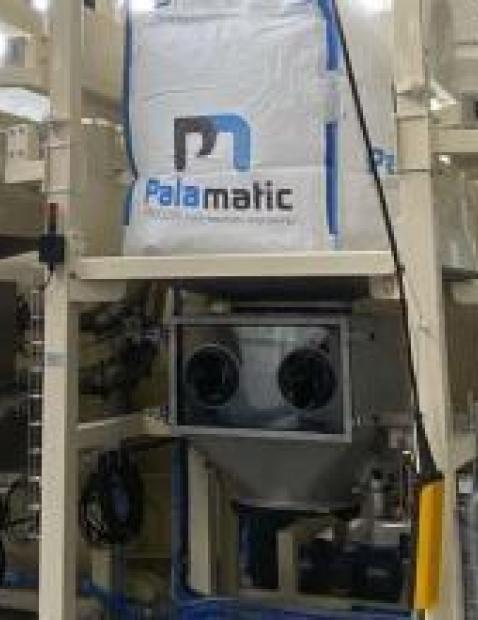 O equipamento de manuseio de pó CRM confinado da Palamatic Process limita as perdas de matéria-prima.